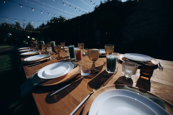 Serveras Bankettbord Med Färska Rätter Med Mat — Stockfoto