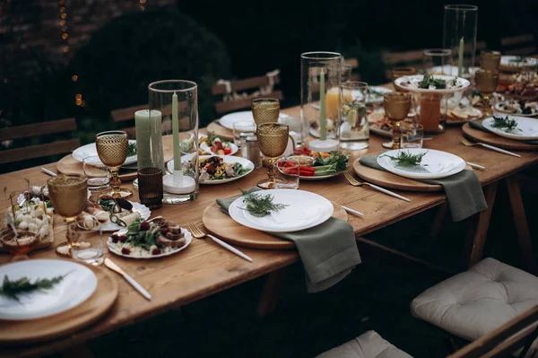 Serveras Bankettbord Med Färska Rätter Med Mat — Stockfoto