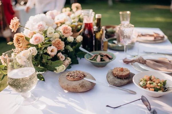 Taze yemekli ziyafet masası.