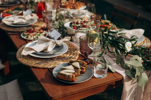 Mesa Banquete Servida Con Platos Frescos Con Comida — Foto de Stock