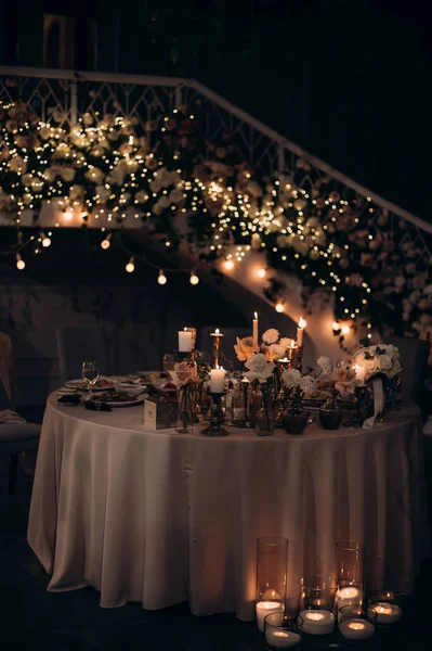 Kaarsen Lichten Van Bloemenslingers Nachts Feestelijke Tafel — Stockfoto