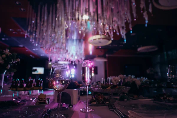 Kaarsen Lichten Van Bloemenslingers Nachts Feestelijke Tafel — Stockfoto