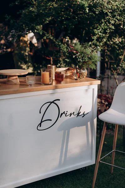 Açık hava bahçe partisinde bir bar tezgahı.
