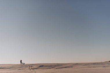 Kumsalda yürüyen çift.