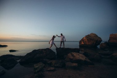 Sahilde bir insanın silueti.