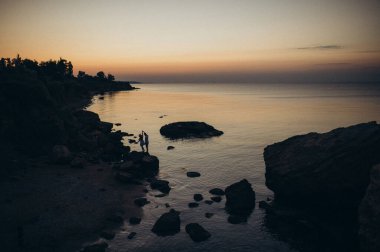 Sahilde bir insanın silueti.