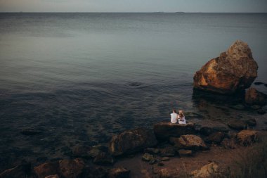 Sahilde bir insanın silueti.