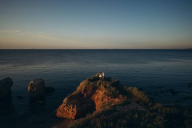 Sahilde bir insanın silueti.