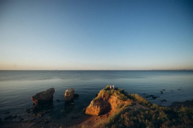 Sahilde bir insanın silueti.