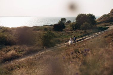 Tepelerin arasında tarlada yürüyen çift.