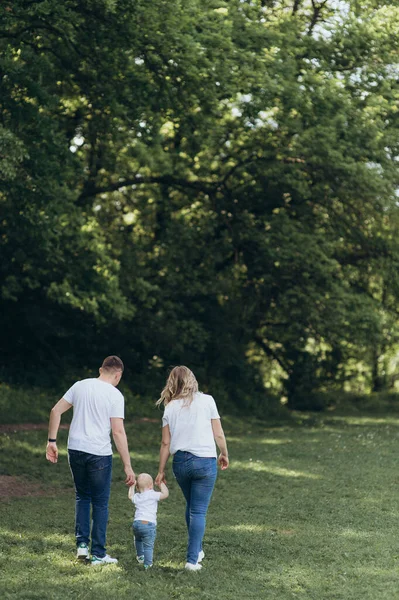 Family Walking Park — Stock Photo, Image