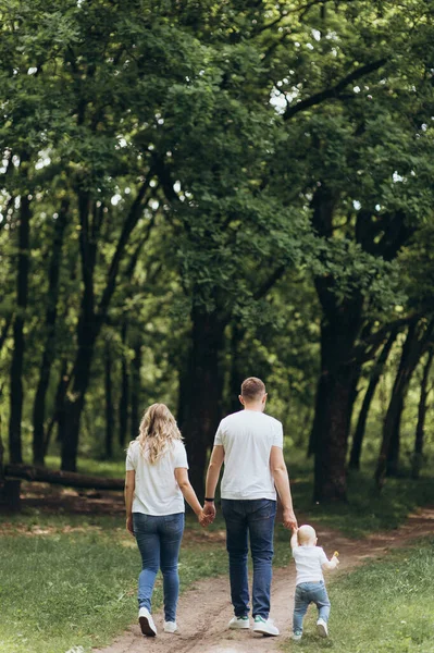 Family Walking Park — Stock Photo, Image