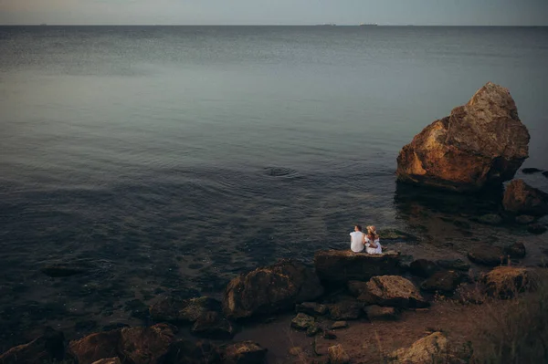 Sahilde bir insanın silueti.