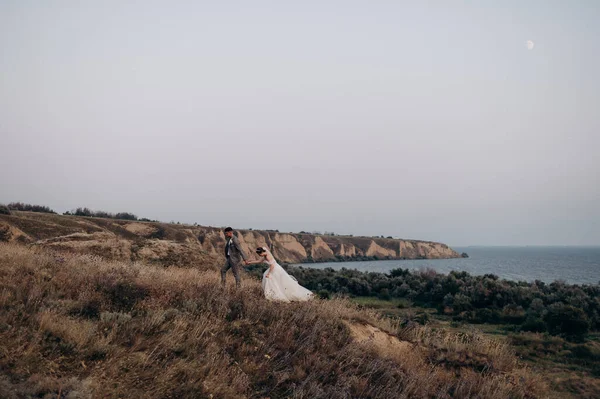 Couple Walking Field Hills — Stockfoto