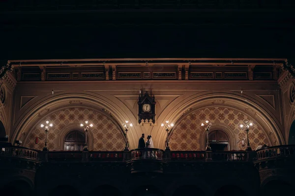 Kilisedeki yeni evlilerin siluetleri.