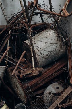 Yoksulluk, çöplük, evsiz, bir sürü çöpü olan paslı metal teneke kutu.