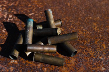 Bir av tüfeğinden çıkan mermi kovanlarını içmek, cinayet, tehlike, savaş