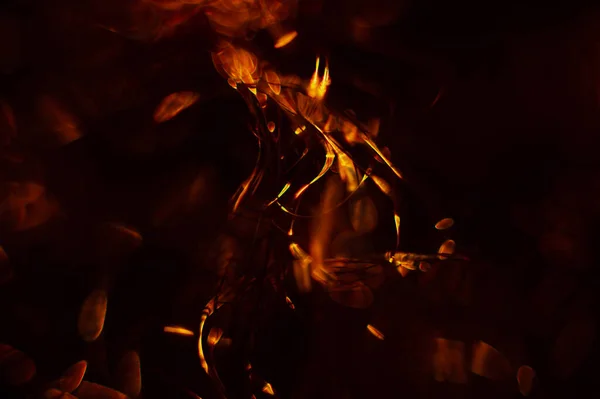 alevler siyah arkaplanda