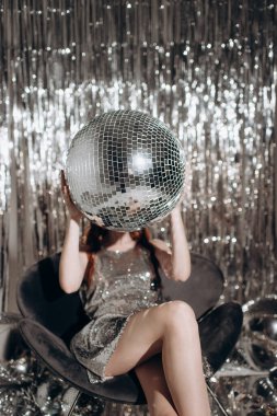 Odada disko topu olan güzel genç bir kadın.