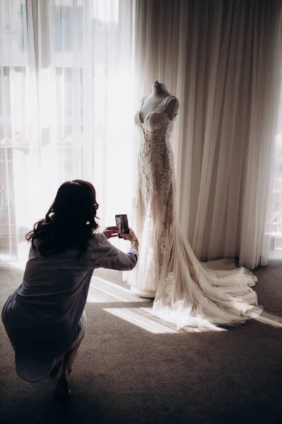 Girl Photographs Wedding Dress Mannequin Phone — Stock Photo, Image