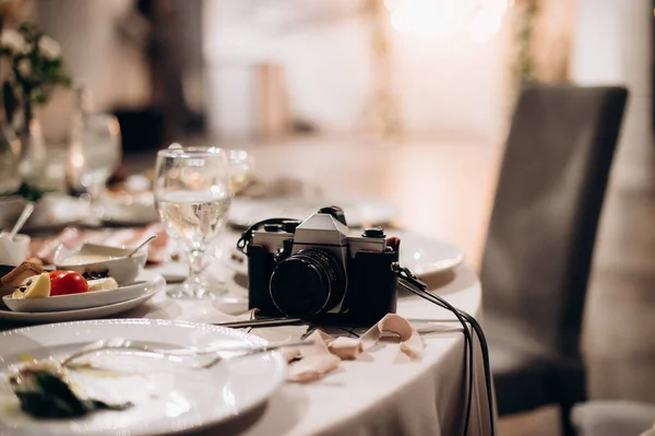 Slr Kamera Bir Restorandaki Ziyafet Masasında Yatıyor — Stok fotoğraf