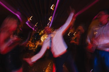 İnsanlar gece kulübünde dans ediyor.