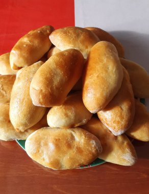 bir plaka üzerinde ev yapımı börek