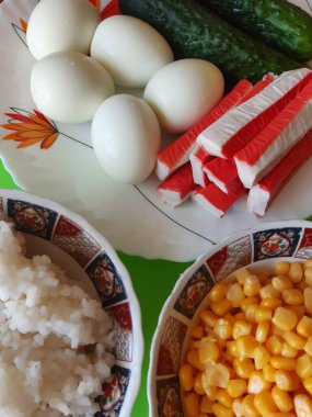 Salata için yarı bitmiş ürünlerle dolu tabaklar