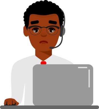 Kulaklıklı Adam Yardım Hattı Operatörü Laptop Bilgisayarlı Masasında.
