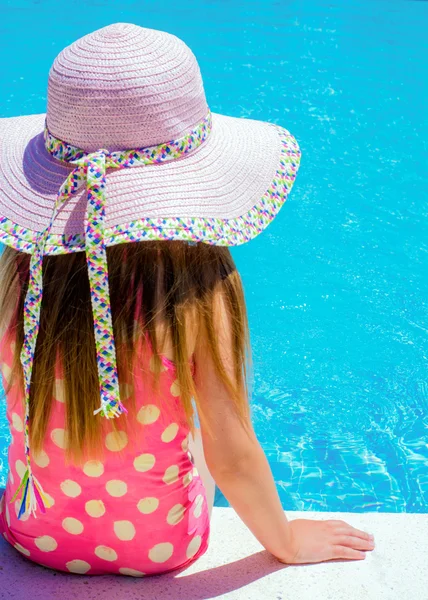 Jong meisje zat bij het zwembad — Stockfoto