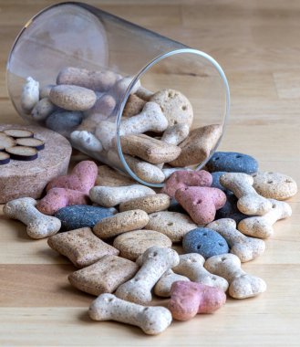 Farklı renkte, şekilli ya da cam kavanozdaki bisküvinin kapağı ahşap mutfak masasının üstünde. Üst ve alt fotokopi alanı. 