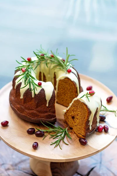Рождественский Карамельный Торт Вырезанный Украшенный Белым Шоколадом Клюквой Розмарином Деревянном — стоковое фото