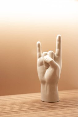 Modern bir iç mekanda rockçı eli şeklinde bir tasarım öğesi. Yumuşak seçici odak.