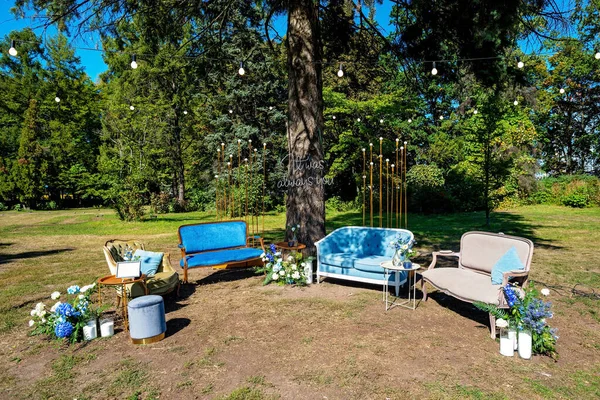 Düğün, misafirler için şişme balonlar olan şenlikli fotoğraf bölgesi, beyaz kumaşlı bir duvarın arka planında fotoğraf çekmek. Düğün partisi, doğum günü. Fotoğraf, konsept.