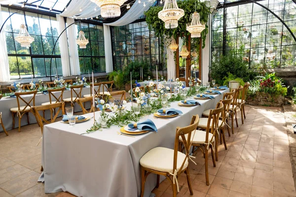 Bankett Hochzeitstisch Mit Blauen Servietten Goldbesteck Kristall Frischen Blumen Und — Stockfoto