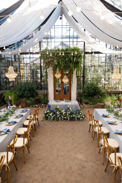 Salão Banquete Casamento Estufa Mesas São Definidas Decoradas Com Flores — Fotografia de Stock