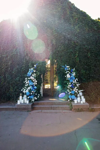 Hochzeitsbogen Für Die Zeremonie Geschmückt Mit Frischen Weißen Rosen Blauen — Stockfoto