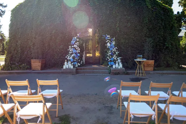Bröllopsbåge För Ceremonin Dekorerad Med Färska Vita Rosor Blå Orkidéer — Stockfoto