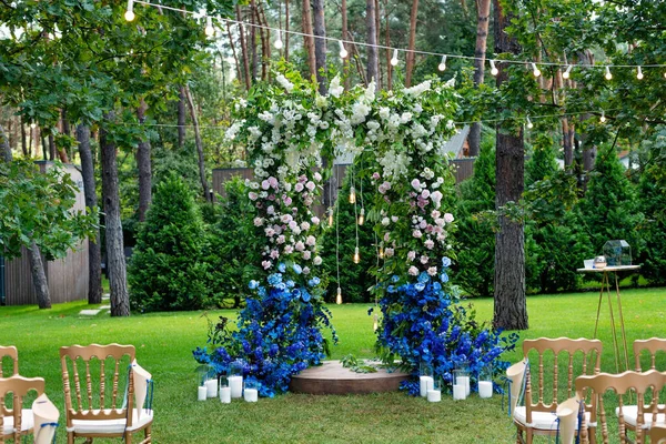 Hochzeitszeremonie Freien Auf Einem Grünen Rasen Bogen Für Eine Hochzeitszeremonie — Stockfoto