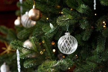 Yeni yıl geçmişi. Noel ağacı, Noel ışıkları ve süslemeleri. Yumuşak seçici odak.