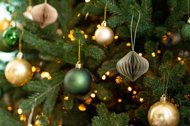 Yeni yıl geçmişi. Noel ağacı, Noel ışıkları ve süslemeleri. Yumuşak seçici odak.