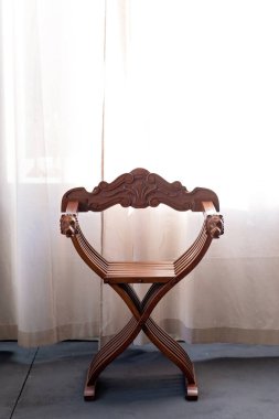 Çatı katı tarzı bir iç mekanda antik maun sandalye. Tahta mobilyalar. Yumuşak seçici odak.