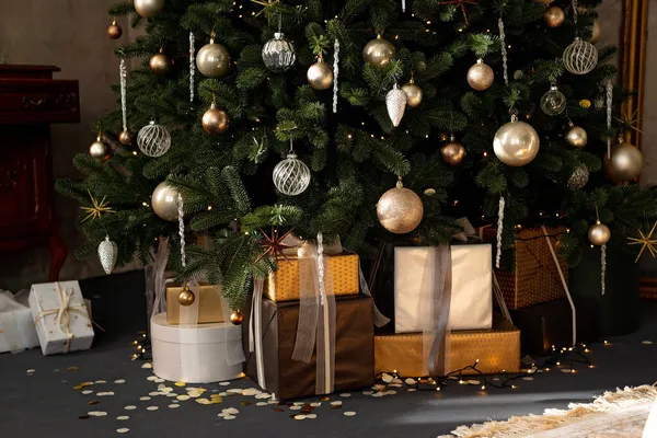 Рождественский Новогодний Фон Подарочные Коробки Светлые Гирлянды Боке Рядом Украшенной — стоковое фото