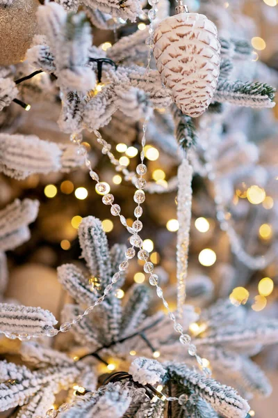 Noel ve yeni yıl arkaplanı, ışıklarla süslenmiş ağaç ve kristal yeni yıl süslemesi. Yumuşak seçici odak.