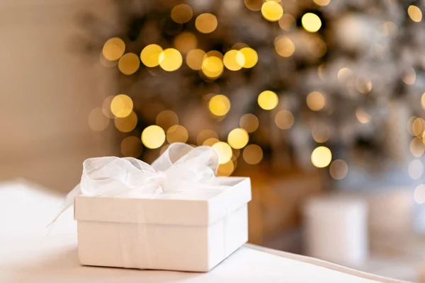 Κουτί Δώρων Στο Παρασκήνιο Της Πρωτοχρονιάς Bokeh Φώτα Του Δέντρου — Φωτογραφία Αρχείου