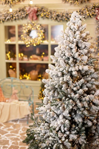 雪に覆われた家は新年のために装飾されています 新年の装飾 クリスマスツリー ランタンライトで飾られたヴィンテージ冬の中庭 柔らかい選択的フォーカス — ストック写真