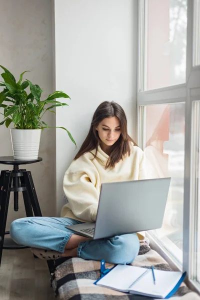 Liseli kız öğrenci uzaktan sanal sınıfta internetten öğreniyor, sınavlara hazırlanıyor, Webinar izliyor, evde laptopedi üzerine zoom toplantısı dersi veriyor. Yumuşak seçici odak.