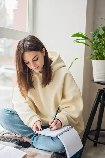 Hausaufgabenbetreuung Ein Teenager Mädchen Studentin Sitzt Mit Einem Bündel Bücher — Stockfoto