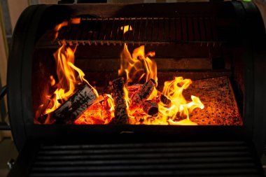 Parlak alevli sıcak kömür ızgarası. Yumuşak seçici odak.