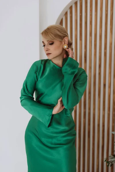 Una Bella Donna Bionda Elegante Abito Seta Verde Posa Una — Foto Stock
